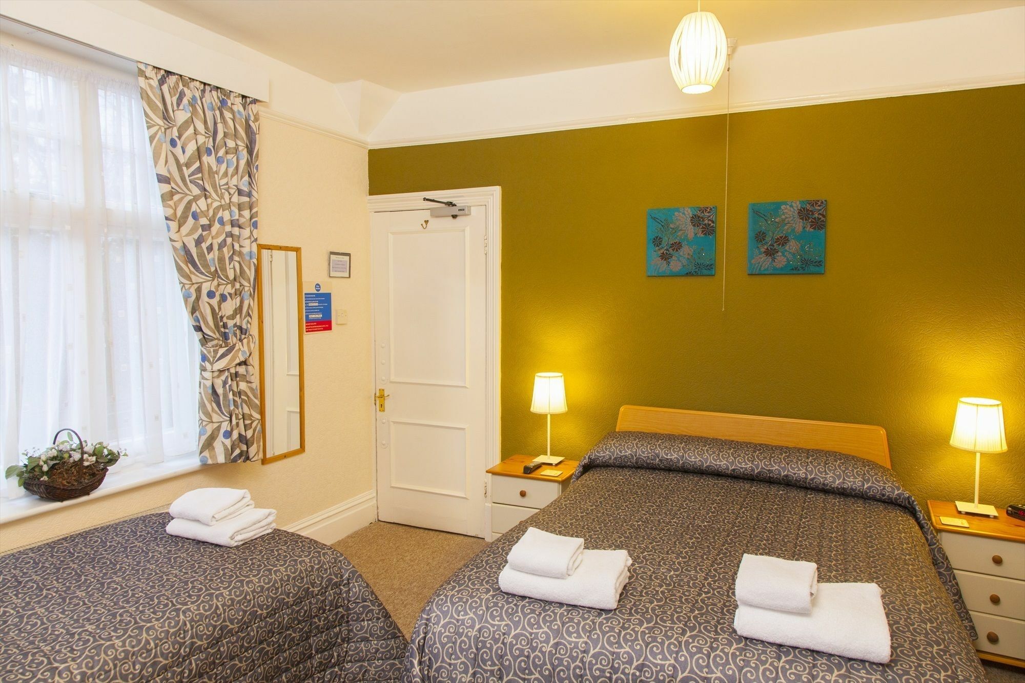 Gatwick Turret Guest House Horley Eksteriør billede